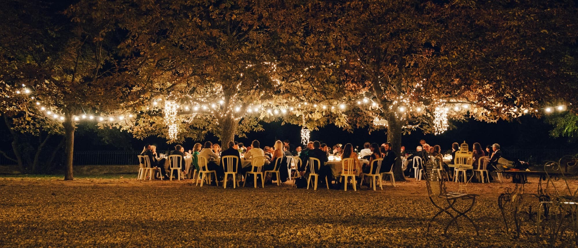 Festa de casamento ao ar livre sob varais de luz