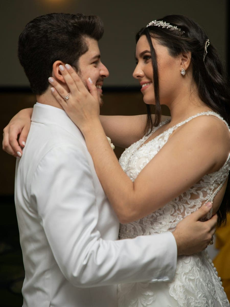 Casal abraçado na recepção