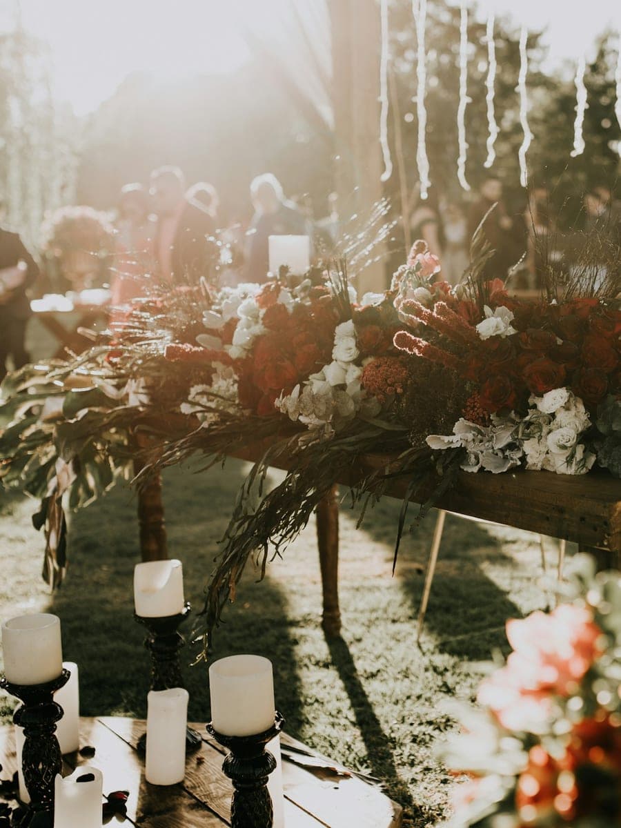 Mesa decorada com velas e flores